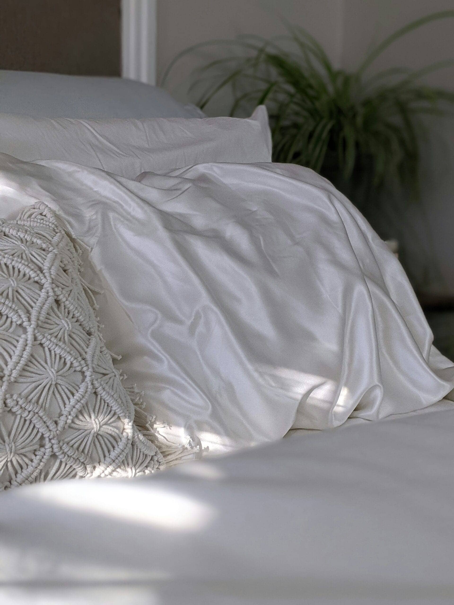 Best Silk Pillowcases for Better Sleep in 2026: Smoother Skin, Less Hair Breakage, and Cooler Nights