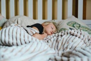a child deep sleep under weighted blanket