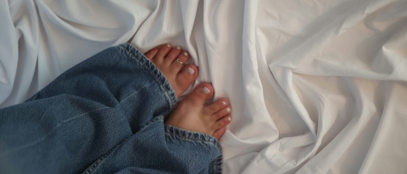Cold Feet, No Sleep? Why Freezing Toes Are Ruining Your Circadian Rhythm