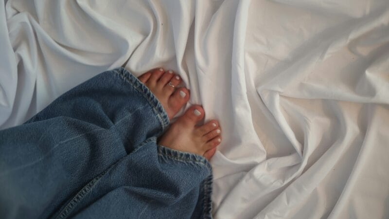Cold Feet, No Sleep? Why Freezing Toes Are Ruining Your Circadian Rhythm