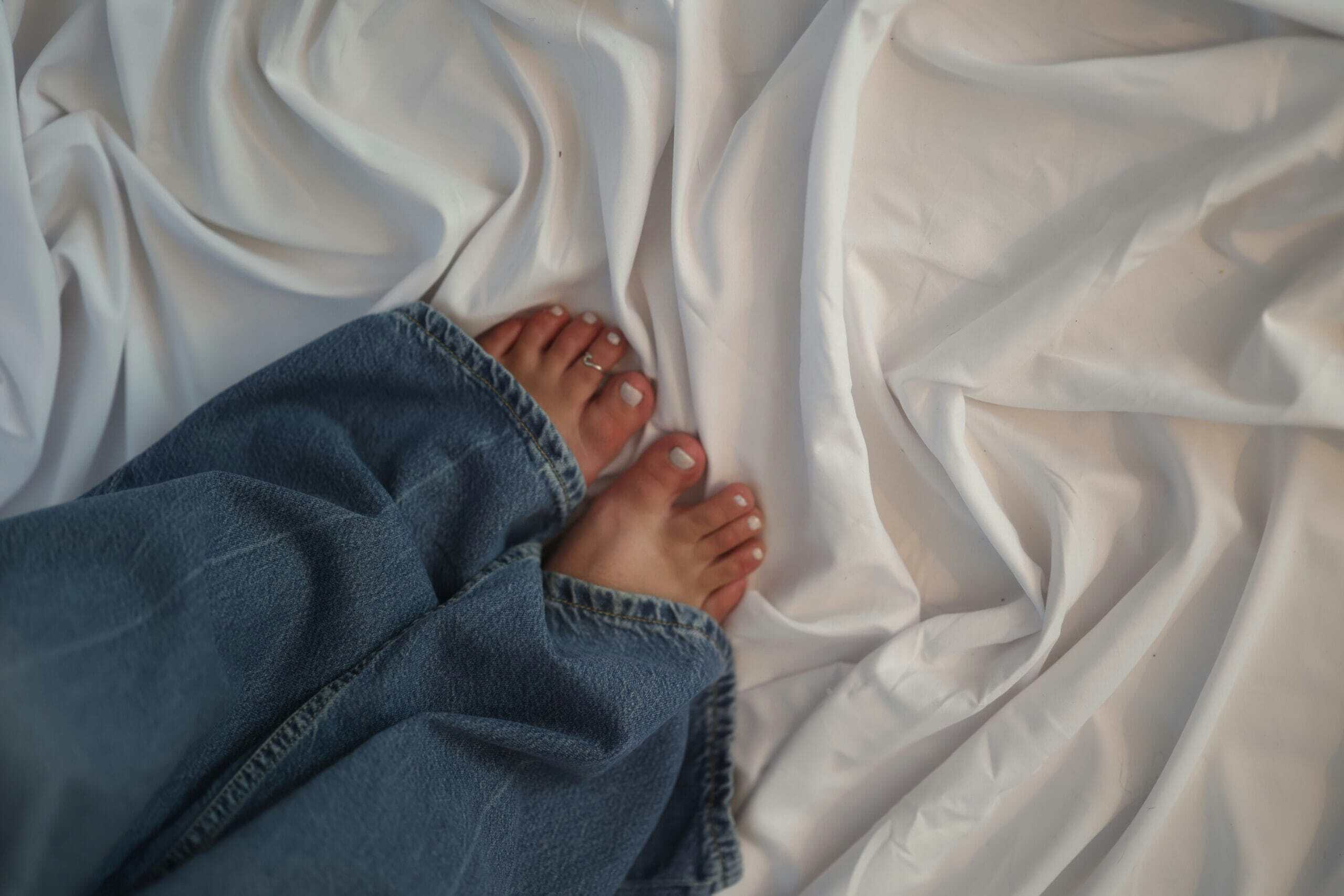 Cold Feet, No Sleep? Why Freezing Toes Are Ruining Your Circadian Rhythm