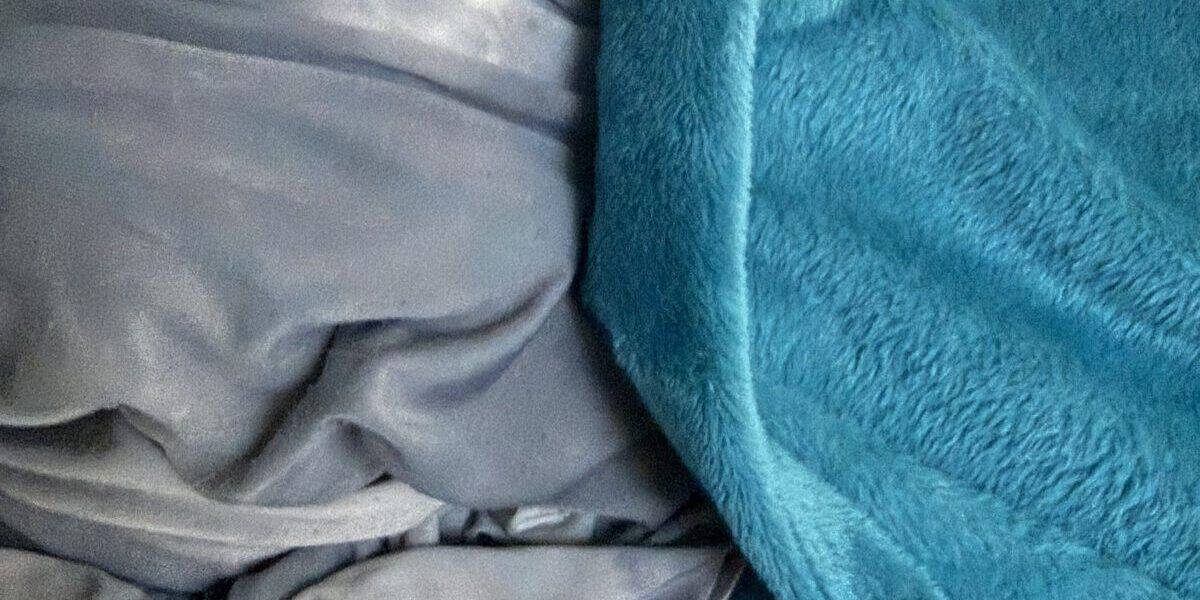 Cooling Blanket vs Lightweight Blanket: Which Keeps Hot Sleepers Cooler?