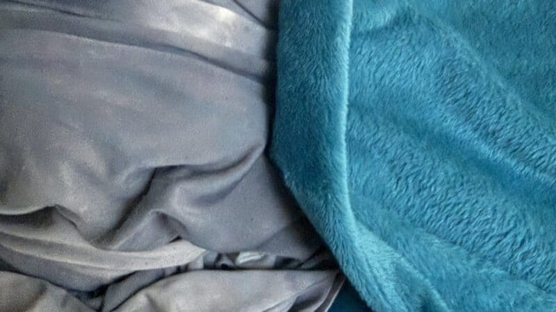 Cooling Blanket vs Lightweight Blanket: Which Keeps Hot Sleepers Cooler?