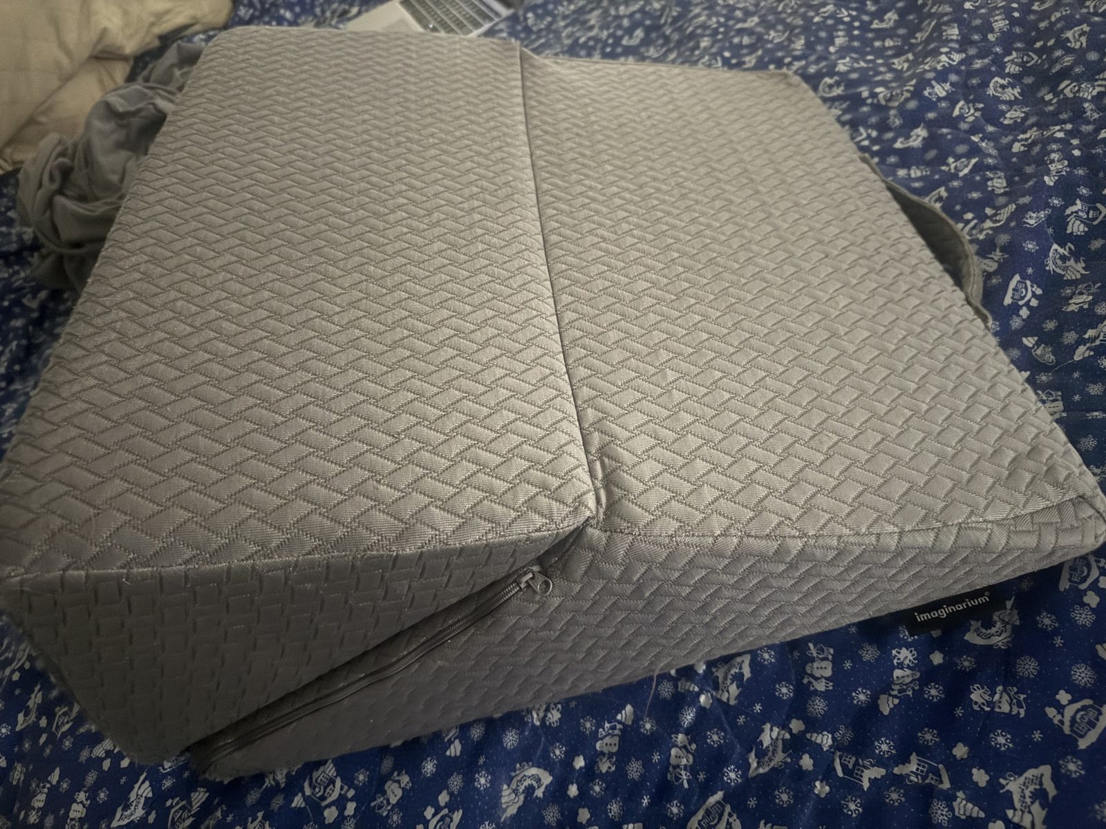 Wedge Pillow vs Leg Elevation Pillow: Which Is Better for Elevating Your Legs?