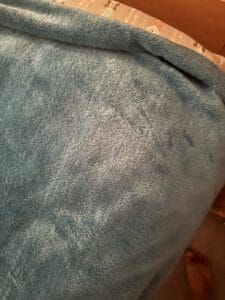 a lightweight cloth blanket for bed