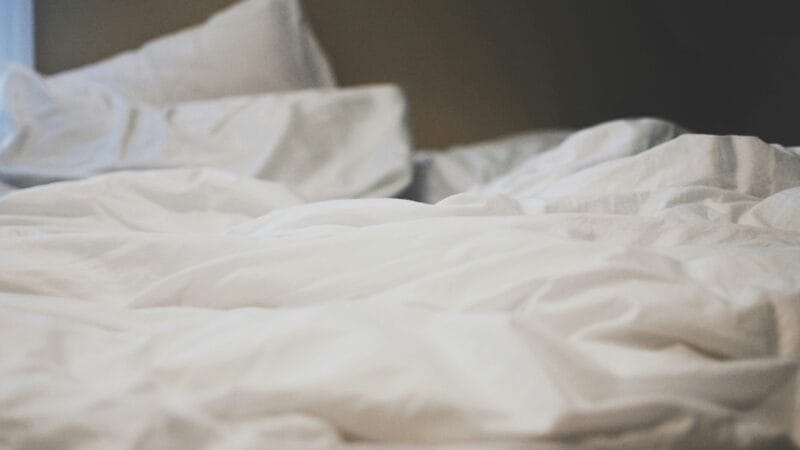 Can Two People Share One Cooling Blanket: Size, Coverage, and Shared Beds