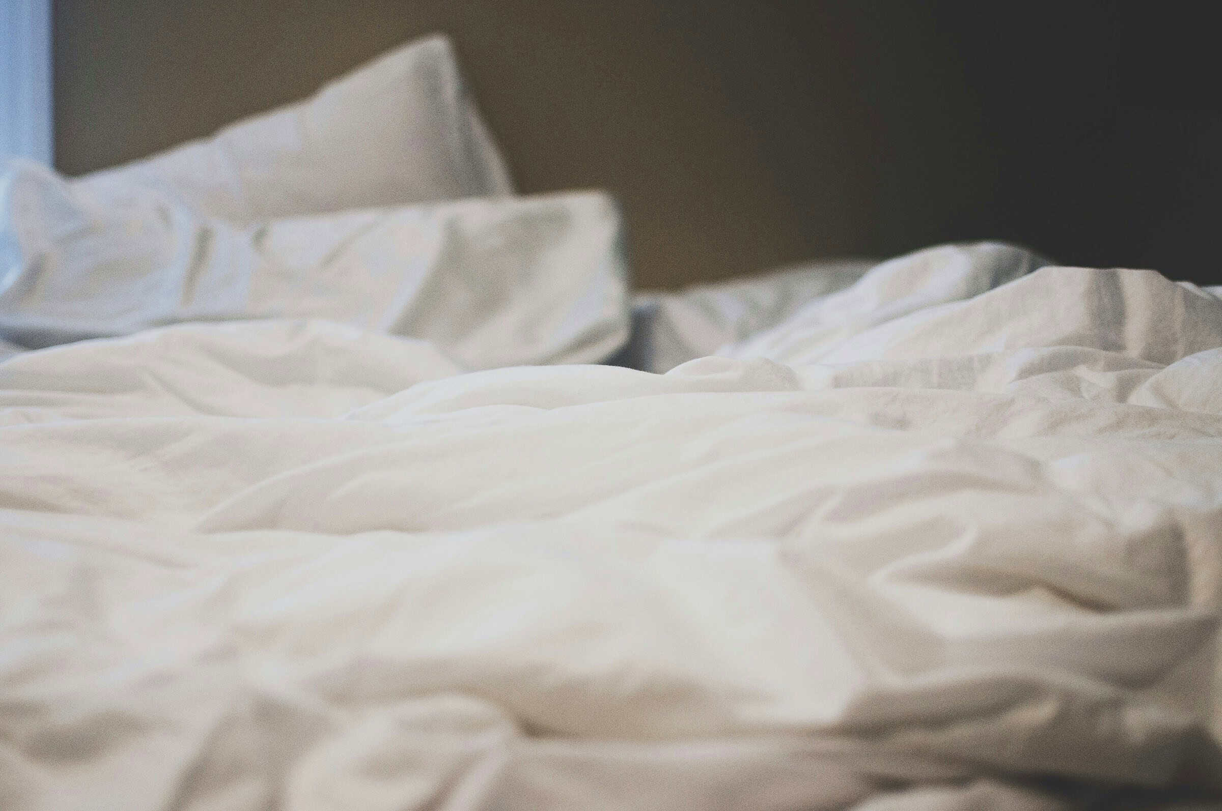 Can Two People Share One Cooling Blanket: Size, Coverage, and Shared Beds
