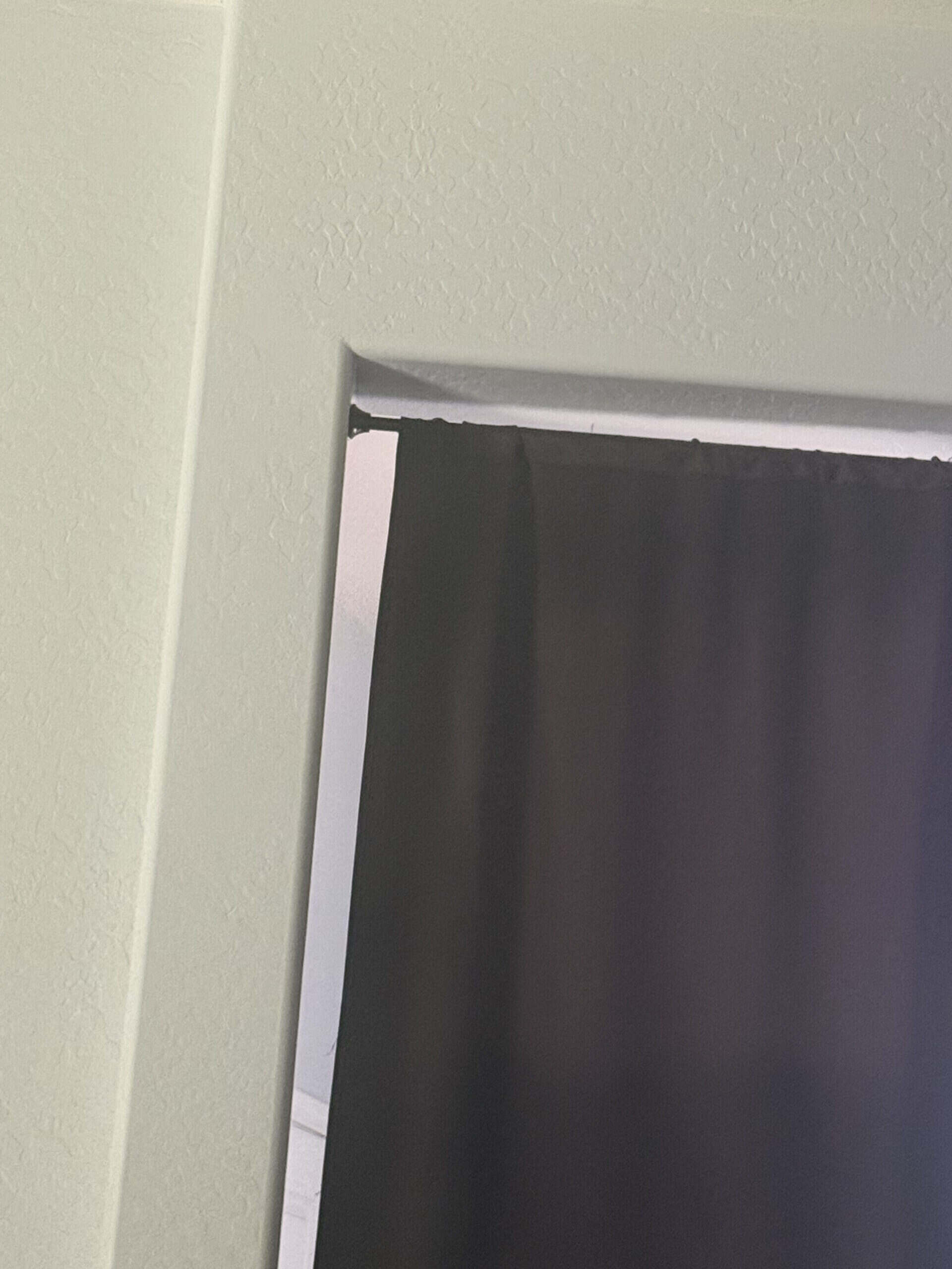 How to Make a Bedroom Dark: Sealing the Edges Matters More Than the Fabric