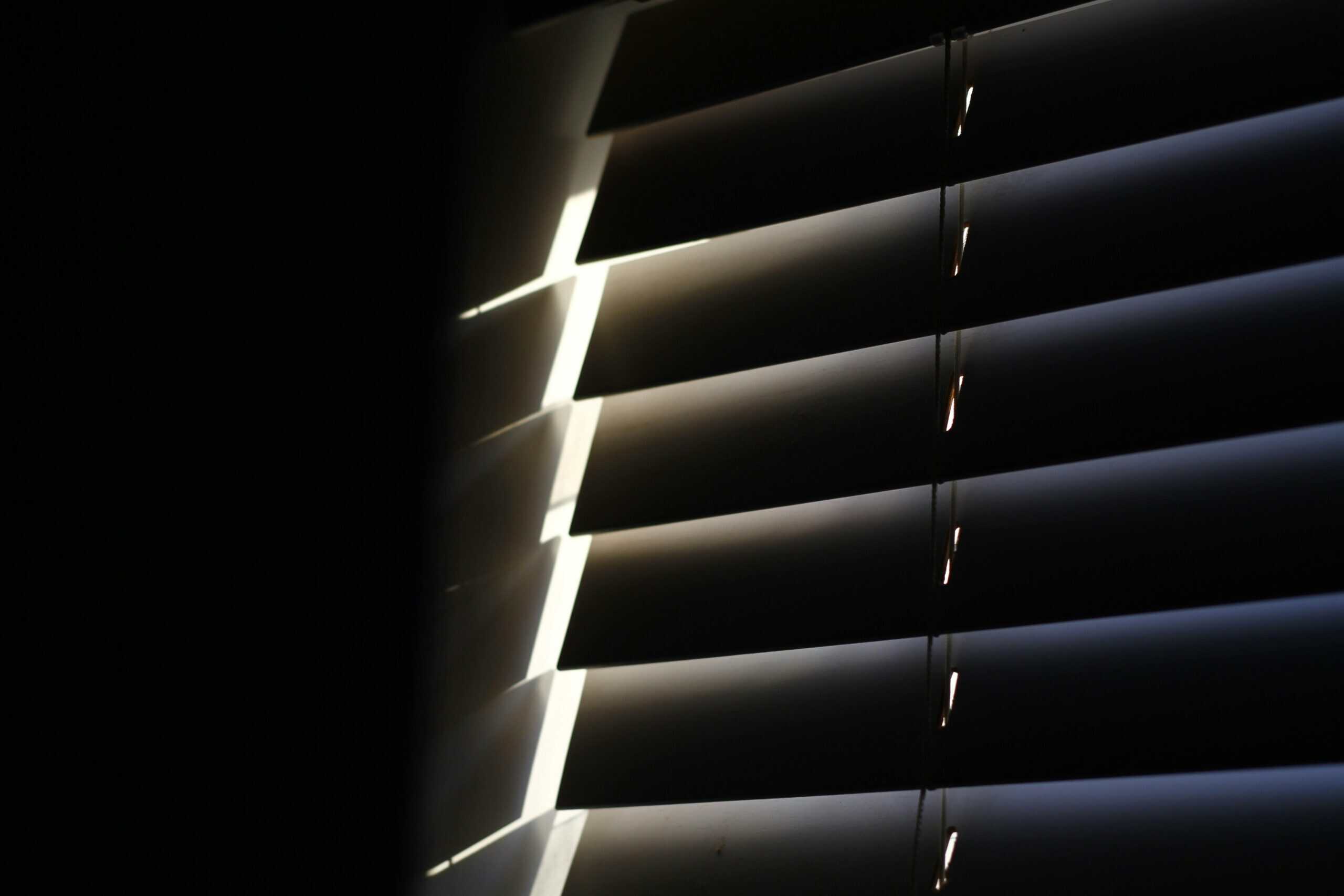 Best Blackout Blinds for Shift Workers in 2026: Side Gaps, Mounting, and Total Darkness