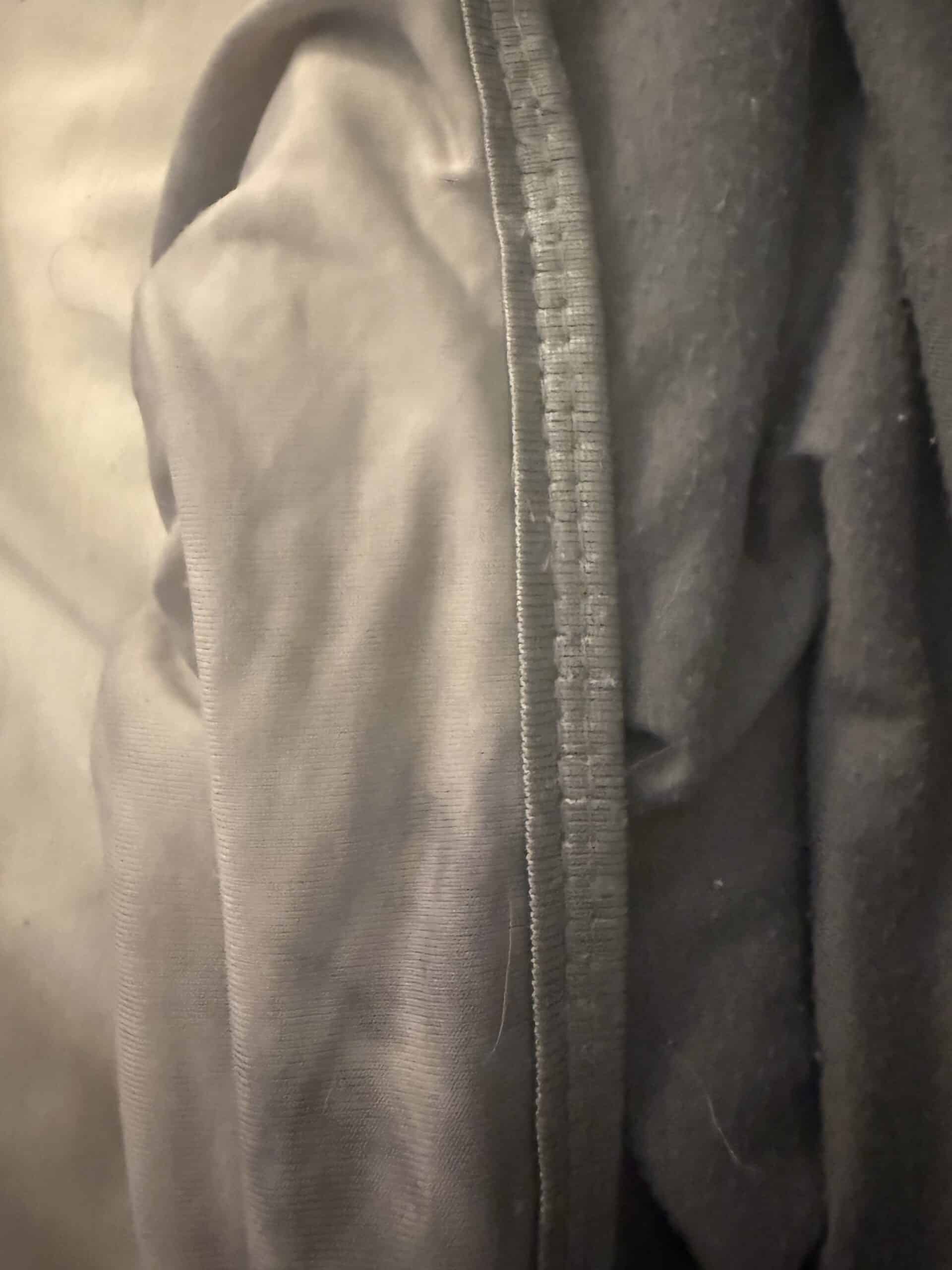 How to Tell Which Side of a Blanket Is the Cooling Side: Touch, Look, and Fabric Differences