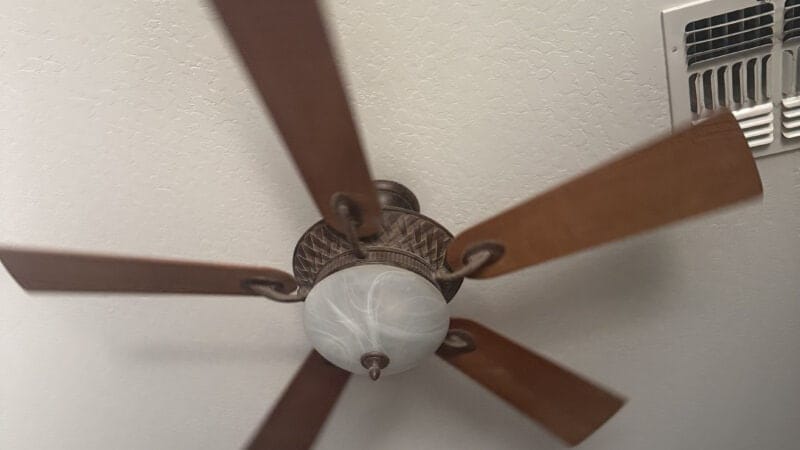 Which Way Should a Ceiling Fan Spin for Sleeping? Summer, Winter, and Why Most People Never Change It