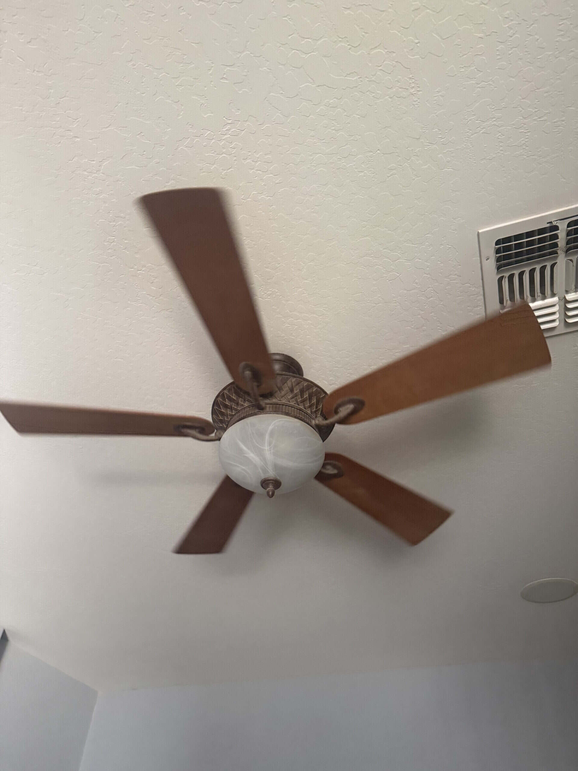Which Way Should a Ceiling Fan Spin for Sleeping? Summer, Winter, and Why Most People Never Change It