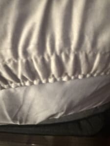 elastic band fitted sheets on bed