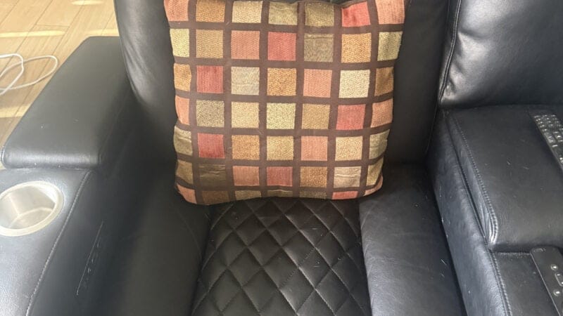 Do You Need a Pillow in a Recliner: Headrests, Neck Angle, and Why People Add One Anyway