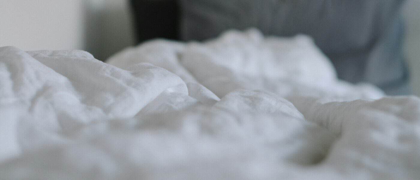 Best Hypoallergenic Sheets and Duvets in 2026: Weave Density, Fill, and Washing Temperature
