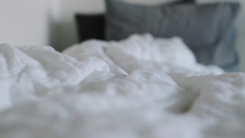 Best Hypoallergenic Sheets and Duvets in 2026: Weave Density, Fill, and Washing Temperature