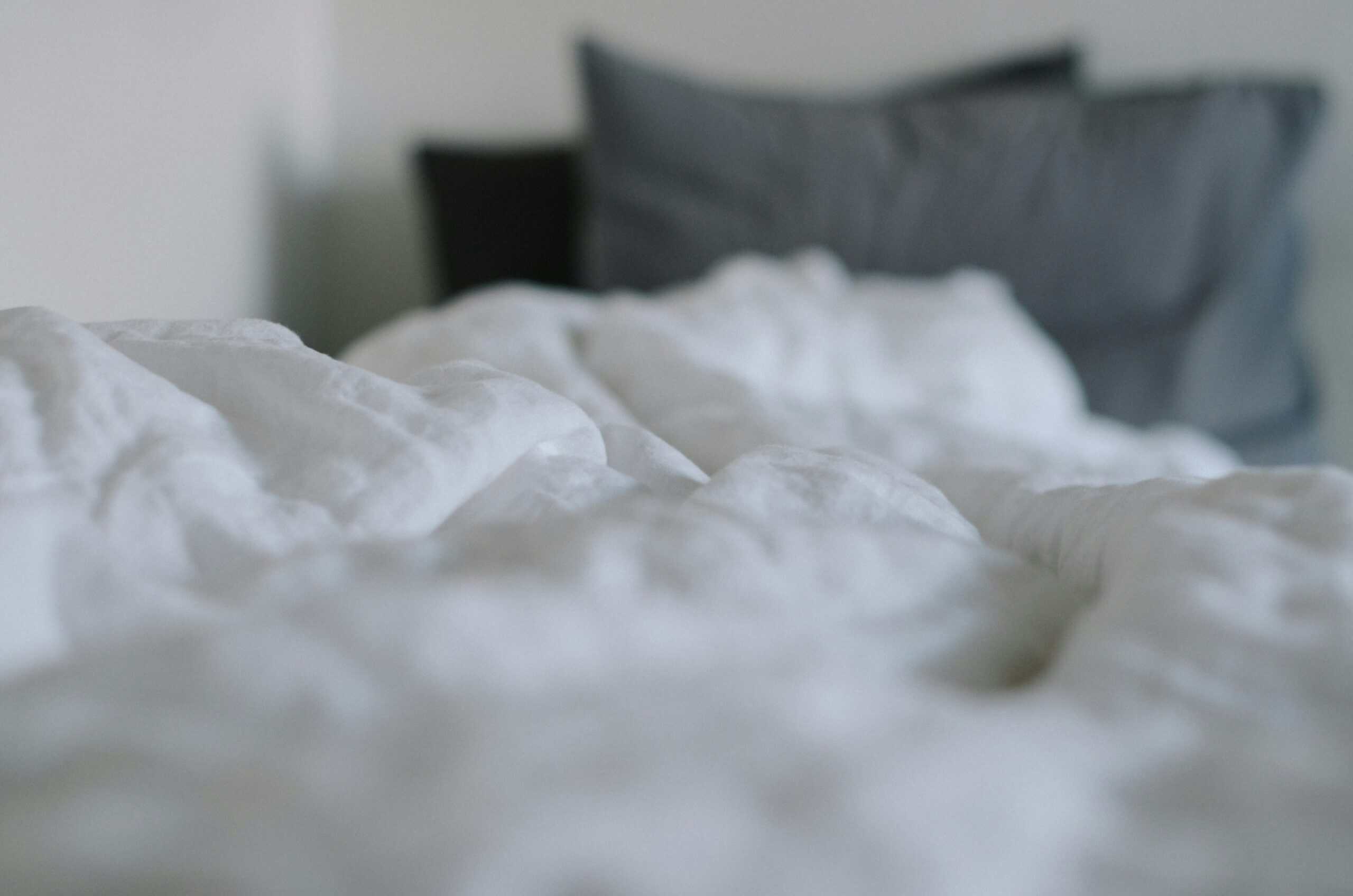 Best Hypoallergenic Sheets and Duvets in 2026: Weave Density, Fill, and Washing Temperature