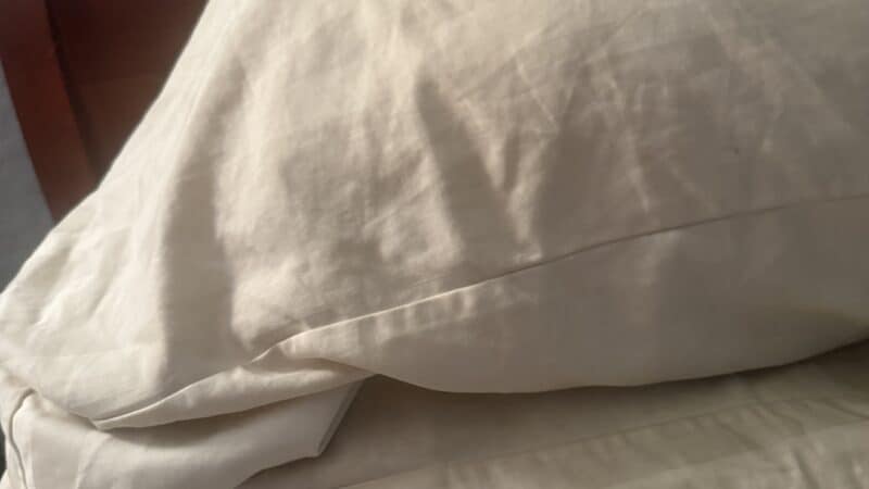 Do You Need Two Pillows on a Bed: Counts, Stacking, and What Each One Does