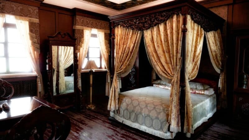 Do Bed Canopies Make a Room Hotter? Airflow, Fabric Weight, and How to Keep One Cool