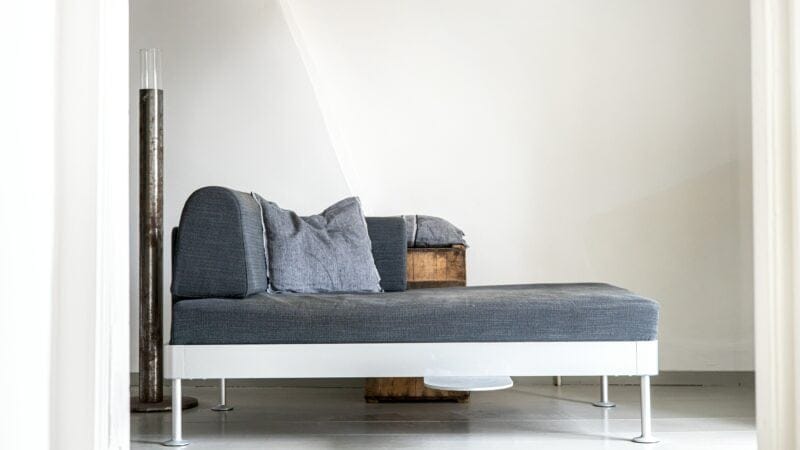 What Goes Under a Daybed Mattress? Slats, Boards, and What Stops the Sag