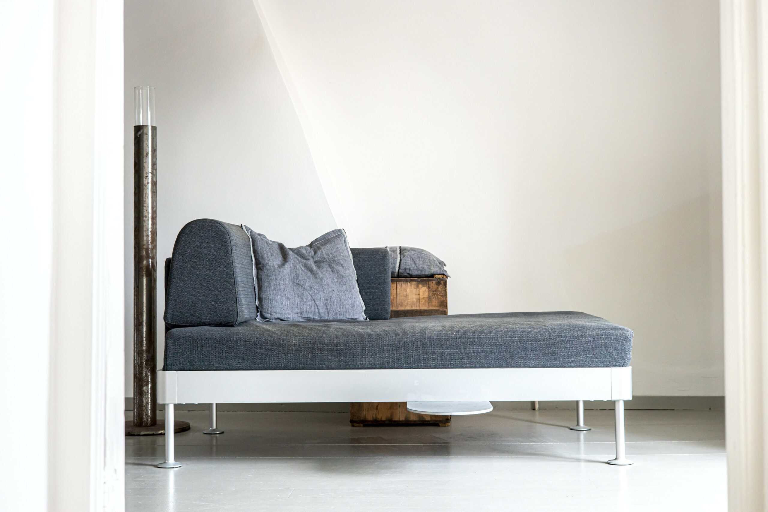What Goes Under a Daybed Mattress? Slats, Boards, and What Stops the Sag
