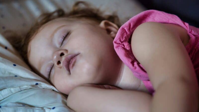 When Should a Toddler Move to a Pillow? Age Guidance, Safety, and Signs of Readiness