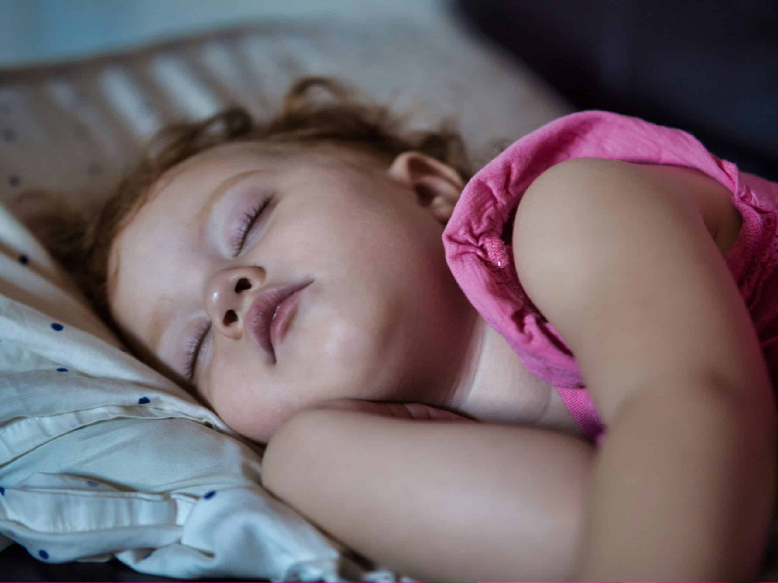 When Should a Toddler Move to a Pillow? Age Guidance, Safety, and Signs of Readiness